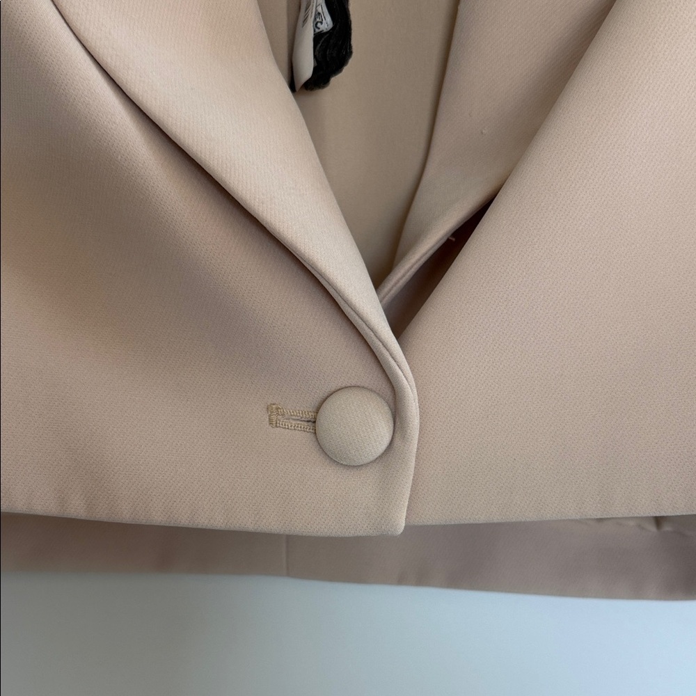 Gianni Bini Cropped Blazer in Light Beige - Picture 2 of 3